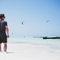 Kite surfing on yleinen harrastus Jambianin rannalla.