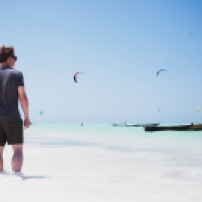 Kite surfing on yleinen harrastus Jambianin rannalla.